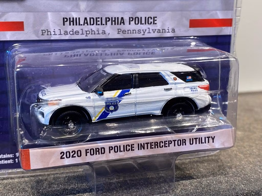 Skala 1/64 Ford Police Interceptor Utility Police 20' "Hot Pursuit" från Greenlight