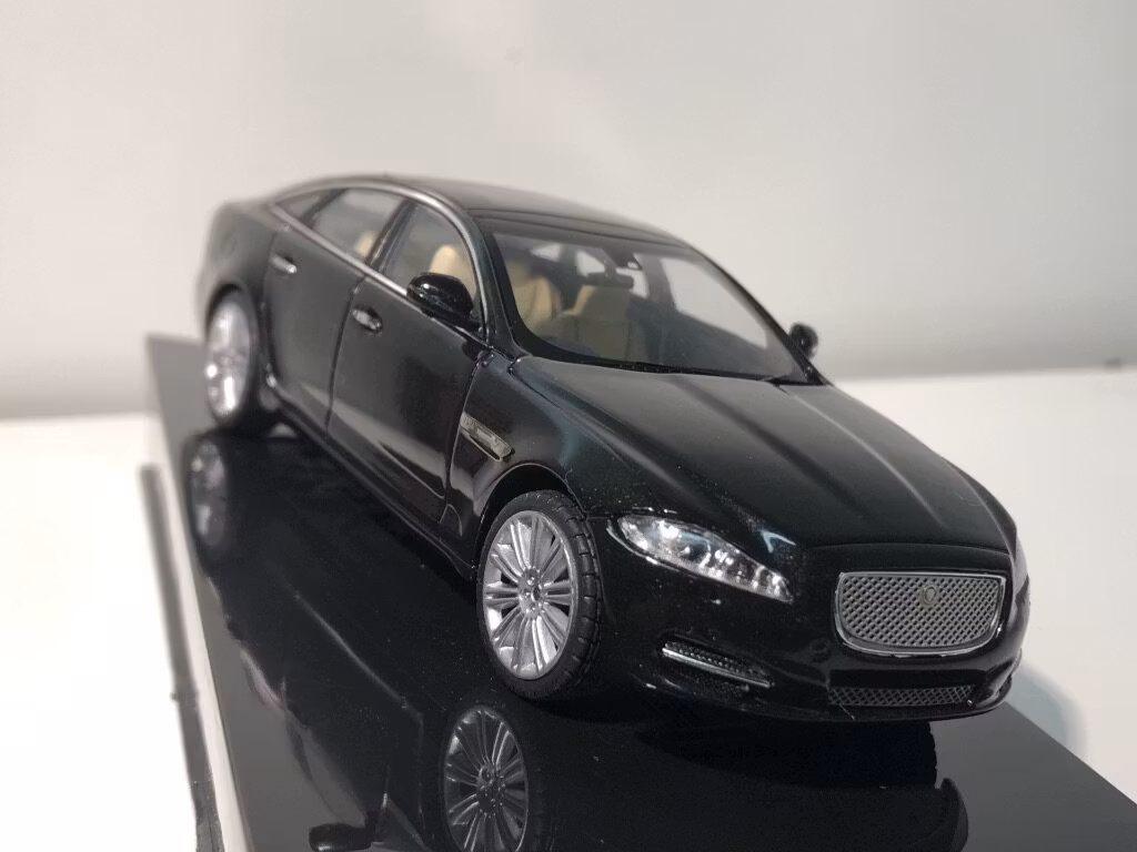 Skala 1/43 Jaguar XFR (Black Amethyst)  från IXO models