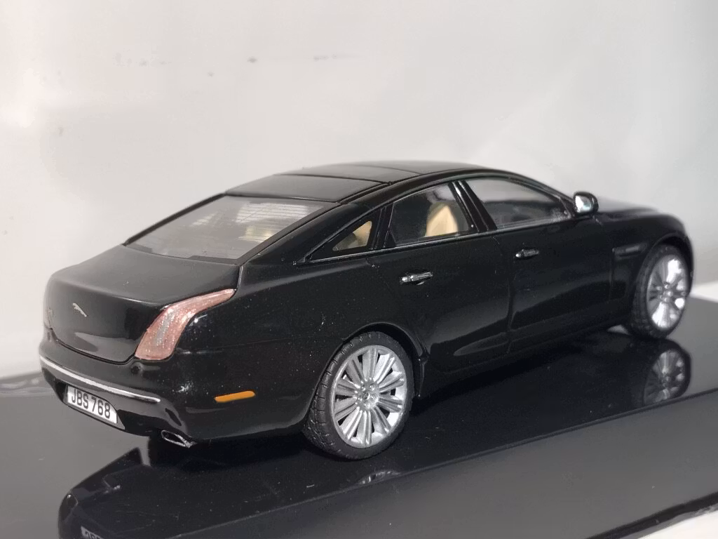 Skala 1/43 Jaguar XFR (Black Amethyst)  från IXO models