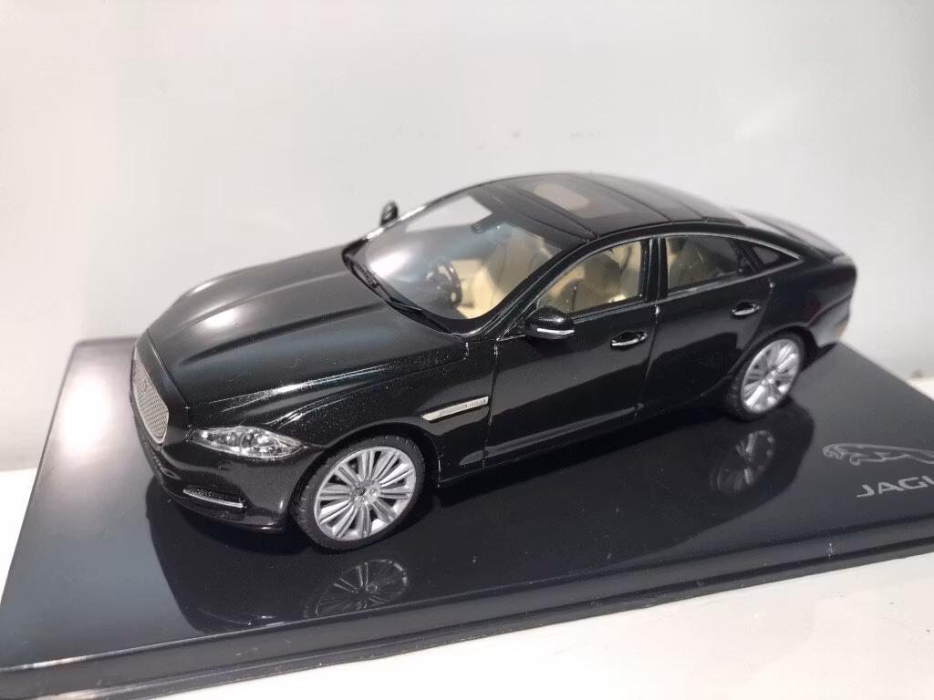 Skala 1/43 Jaguar XFR (Black Amethyst)  från IXO models