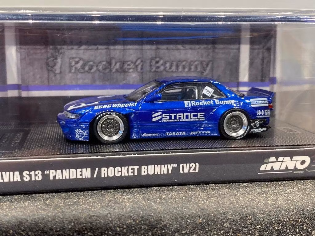 Skala 1/64 Nissan Silvia (S14) Rocket Bunny BOSS AERO blå fr Inno64