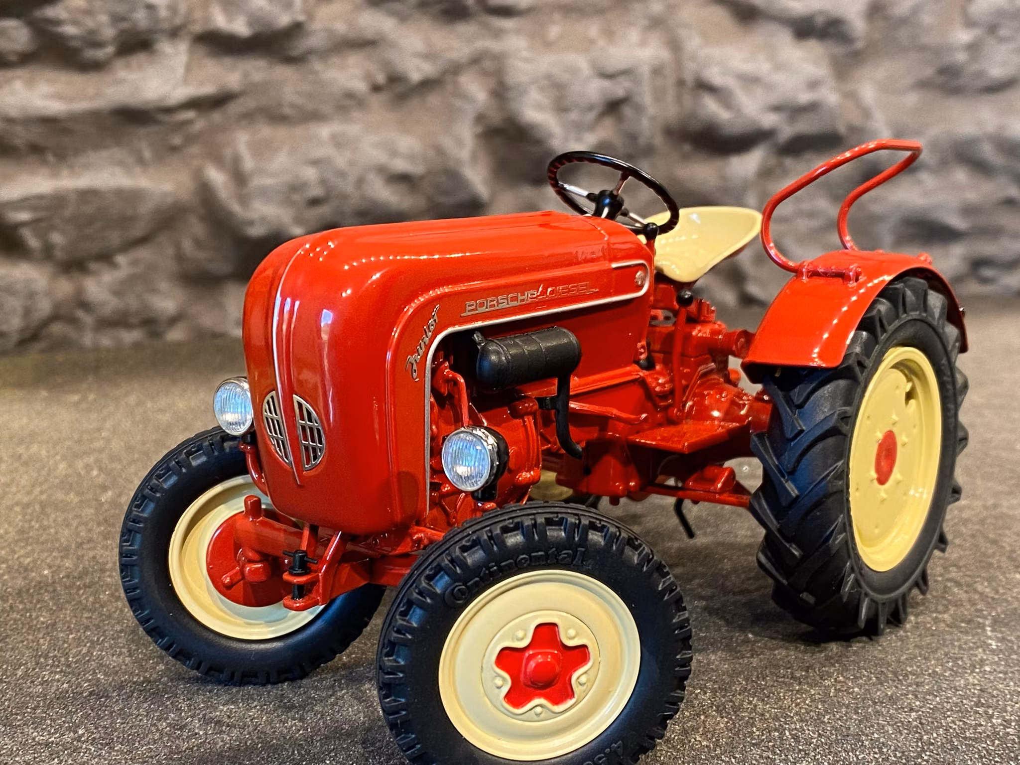 Skala 1/18 Otroligt väldetaljerad och fin Porsche Diesel Junior - Traktor fr Schuco