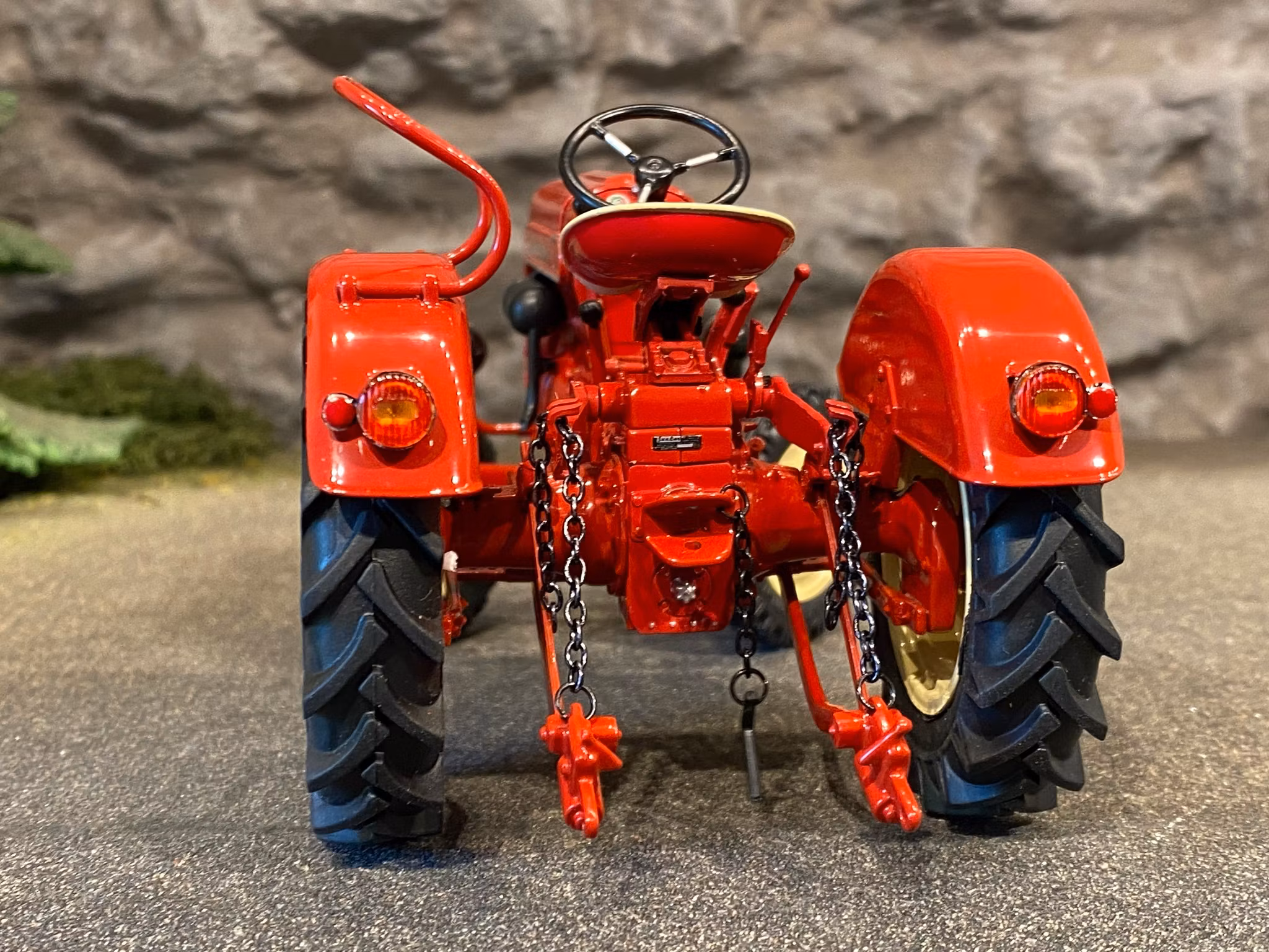 Skala 1/18 Otroligt väldetaljerad och fin Porsche Diesel Junior - Traktor fr Schuco