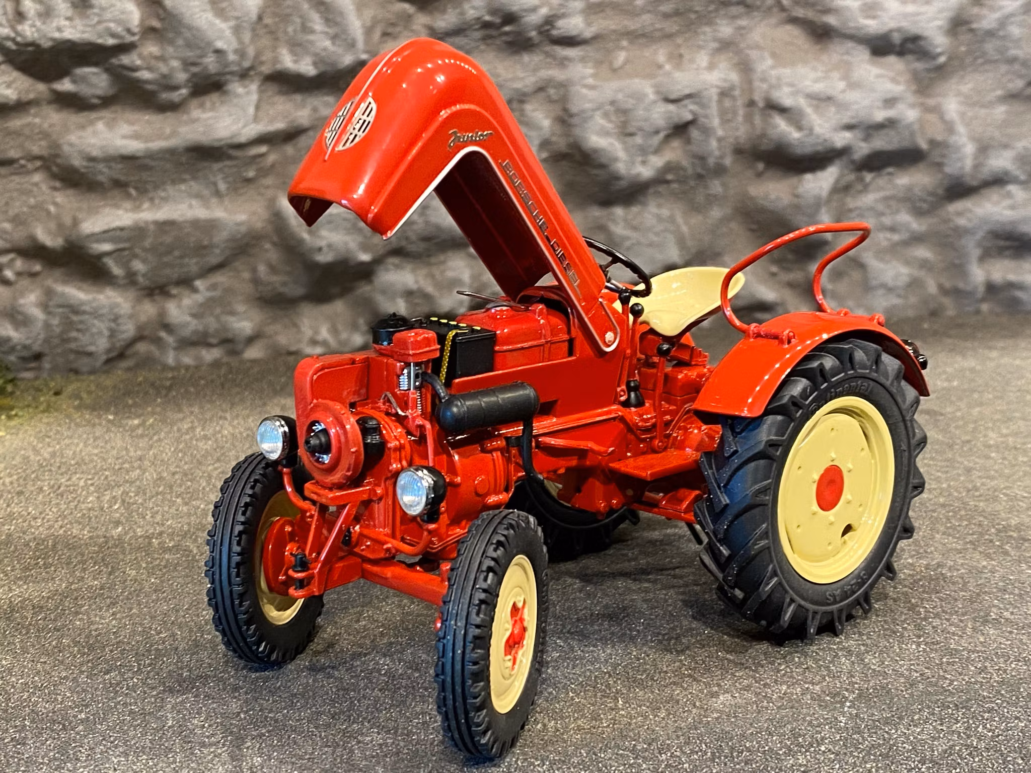 Skala 1/18 Otroligt väldetaljerad och fin Porsche Diesel Junior - Traktor fr Schuco
