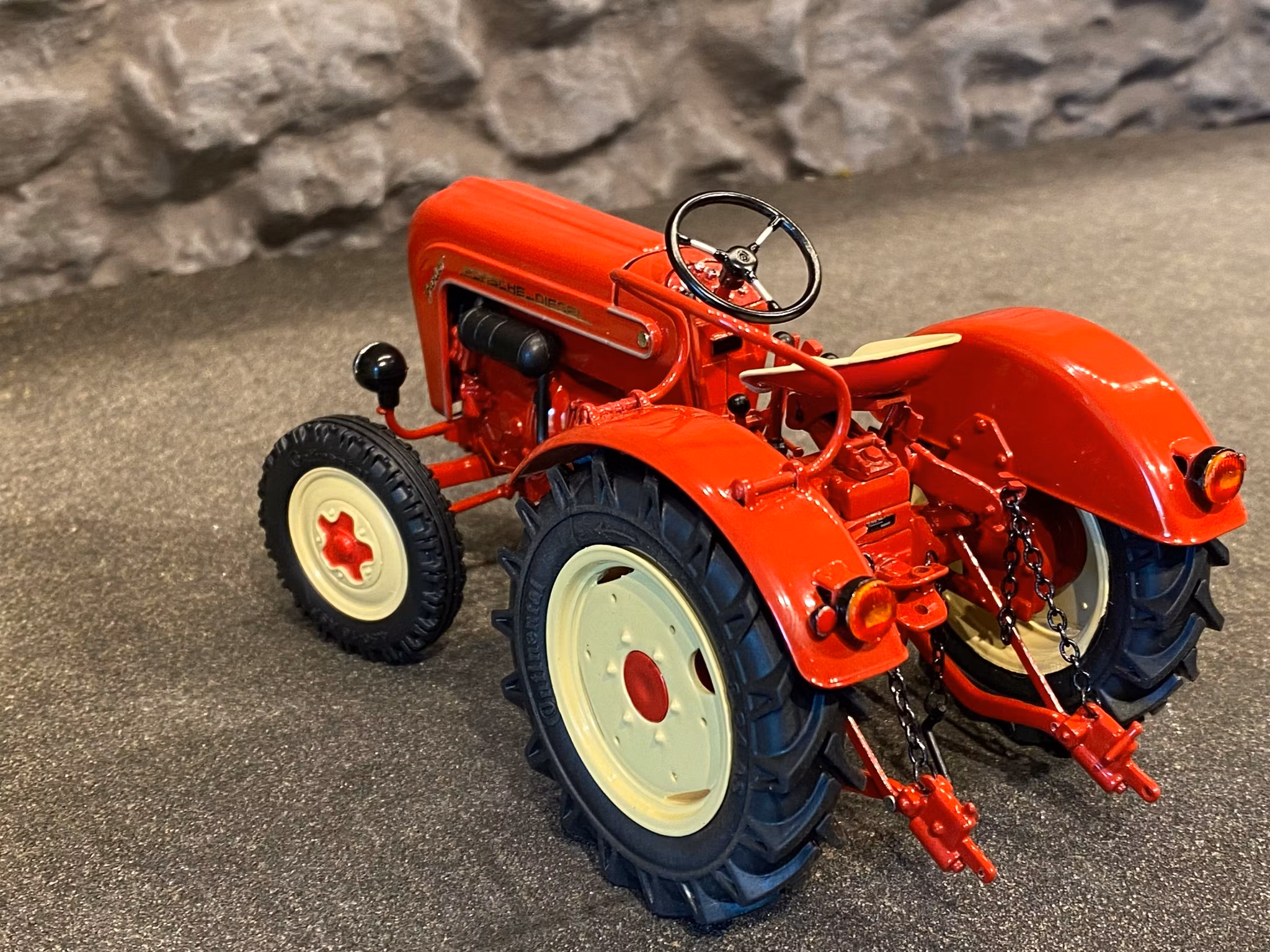 Skala 1/18 Otroligt väldetaljerad och fin Porsche Diesel Junior - Traktor fr Schuco