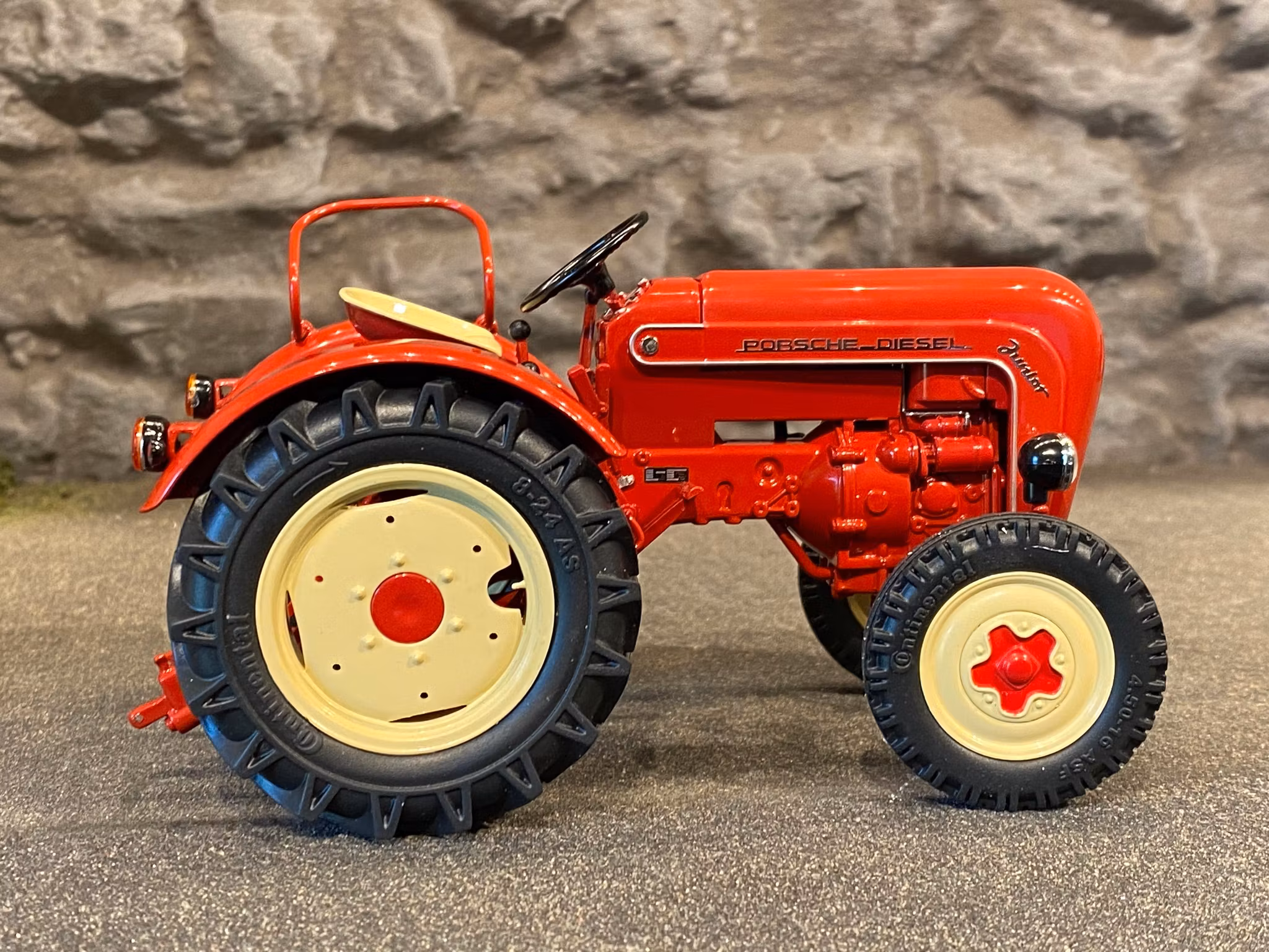 Skala 1/18 Otroligt väldetaljerad och fin Porsche Diesel Junior - Traktor fr Schuco