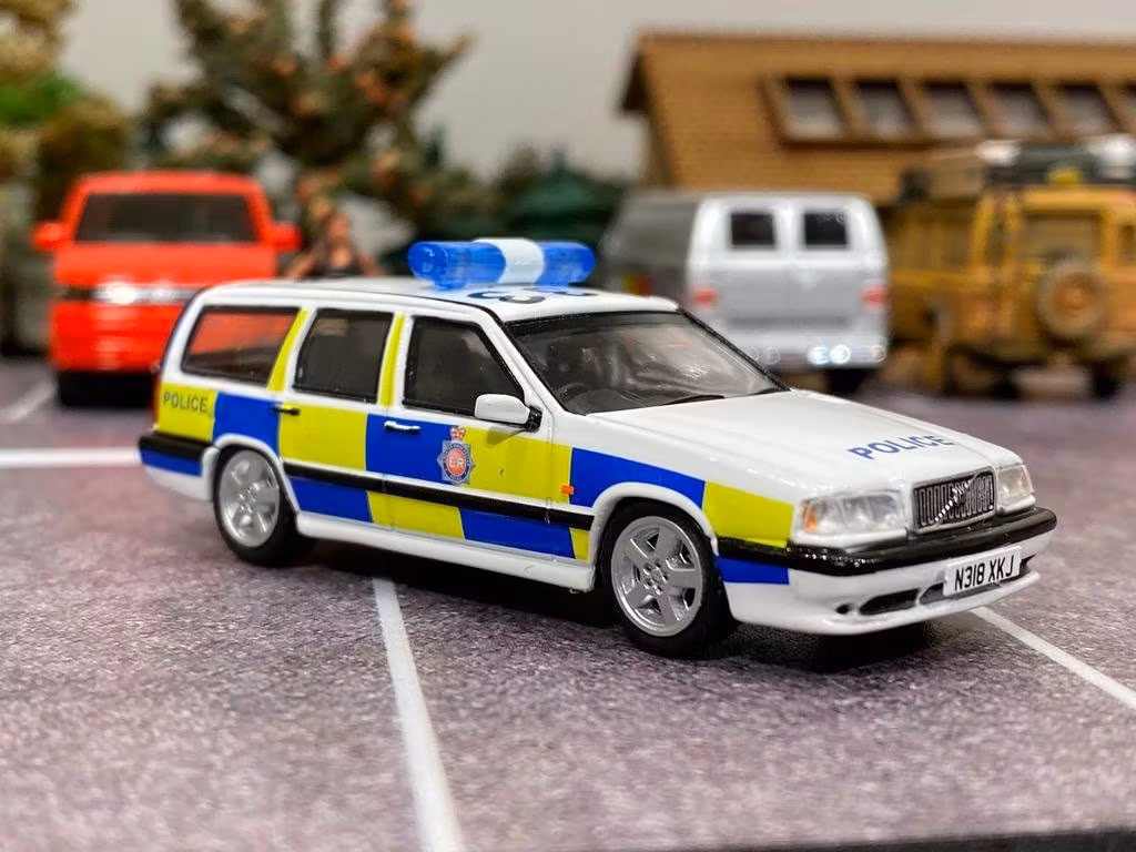 Skala 1/64 Volvo 850 Estate - Police Car från TARMAC works