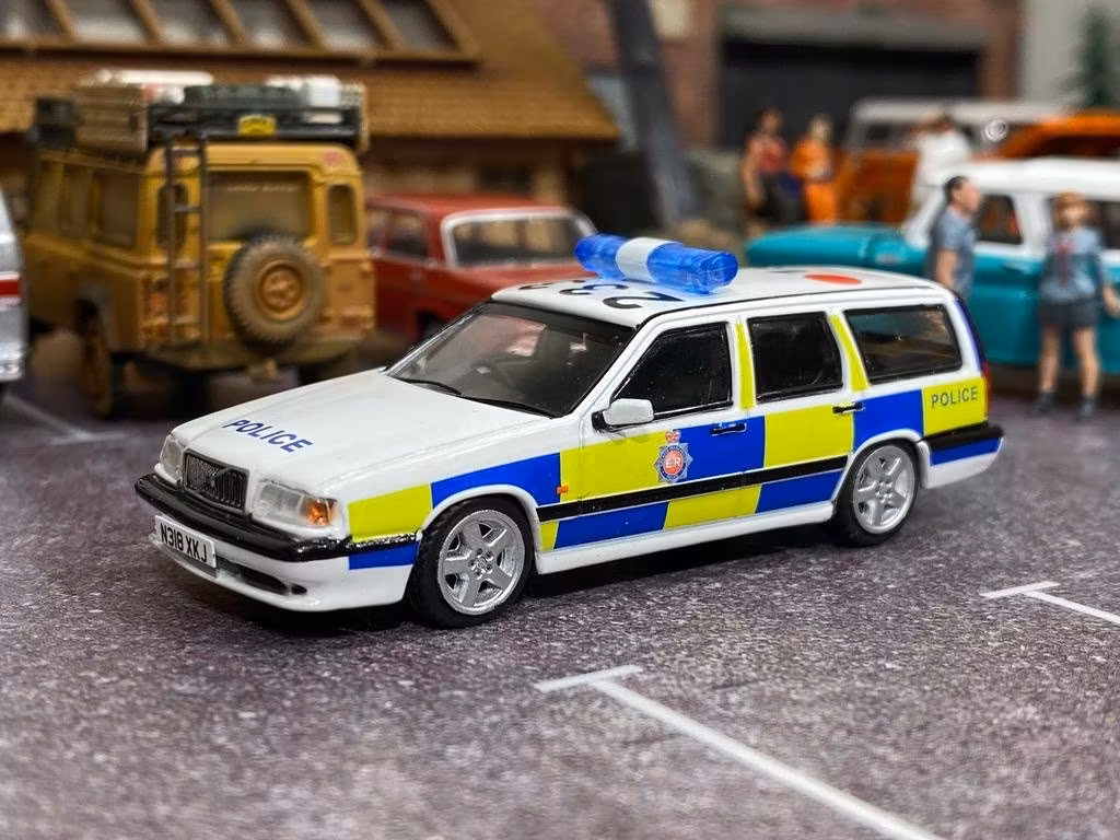Skala 1/64 Volvo 850 Estate - Police Car från TARMAC works