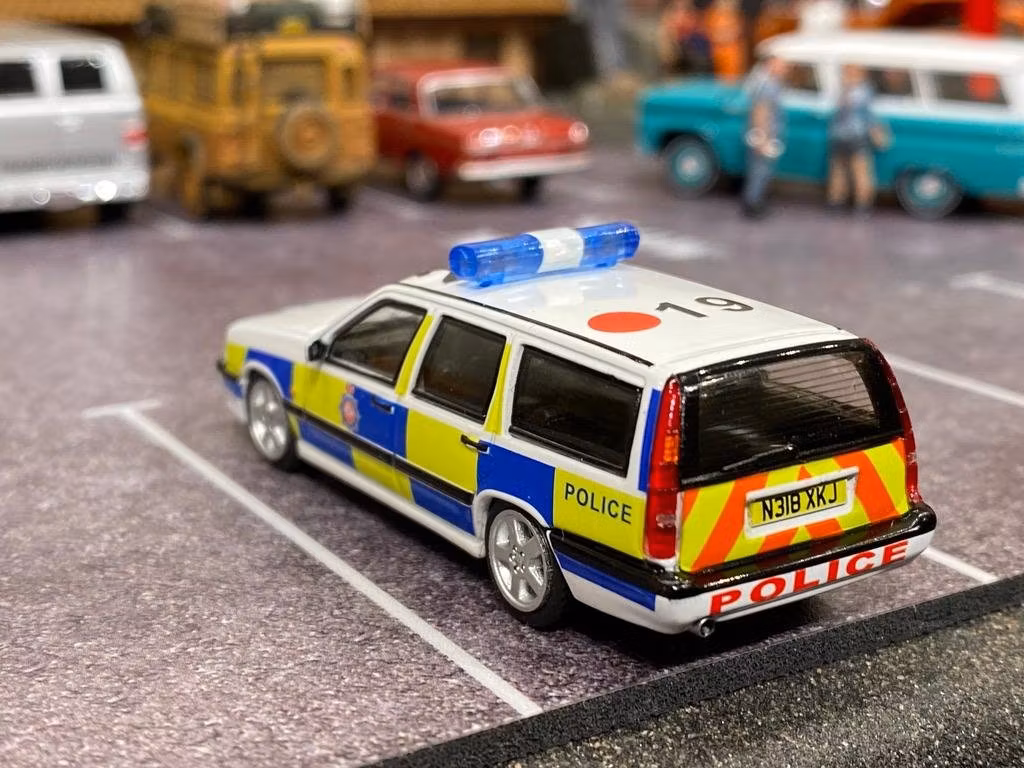 Skala 1/64 Volvo 850 Estate - Police Car från TARMAC works