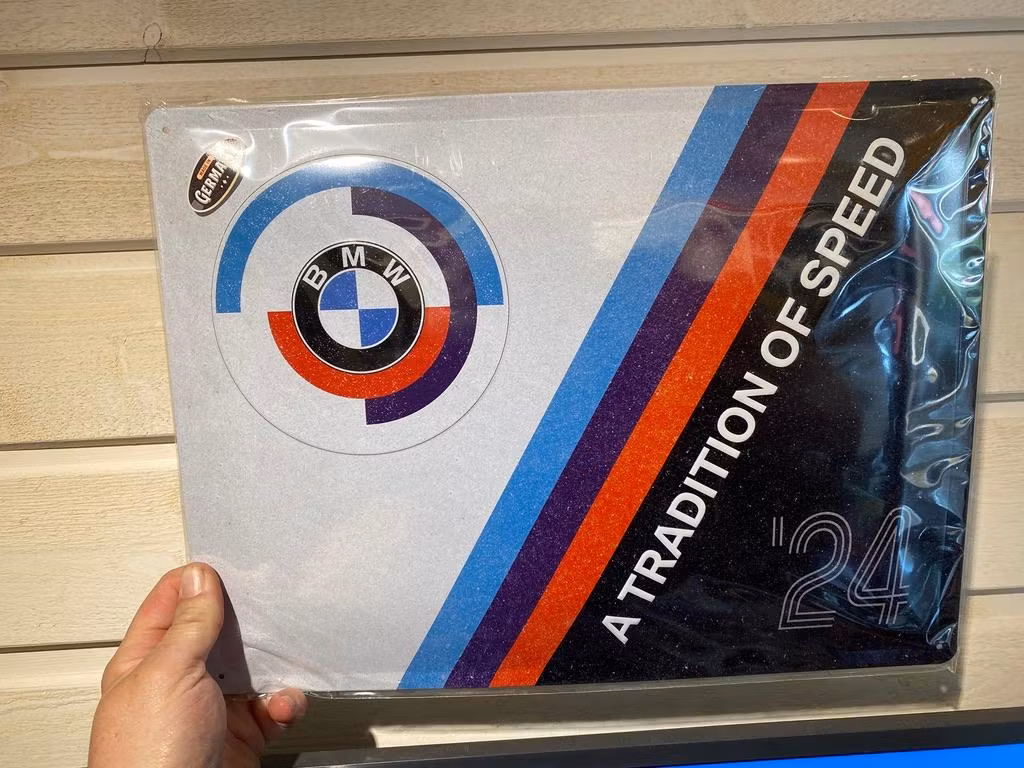 NYHET! Plåtskylt ca 30 x 40 cm Motiv: BMW - A tradition of speed '24