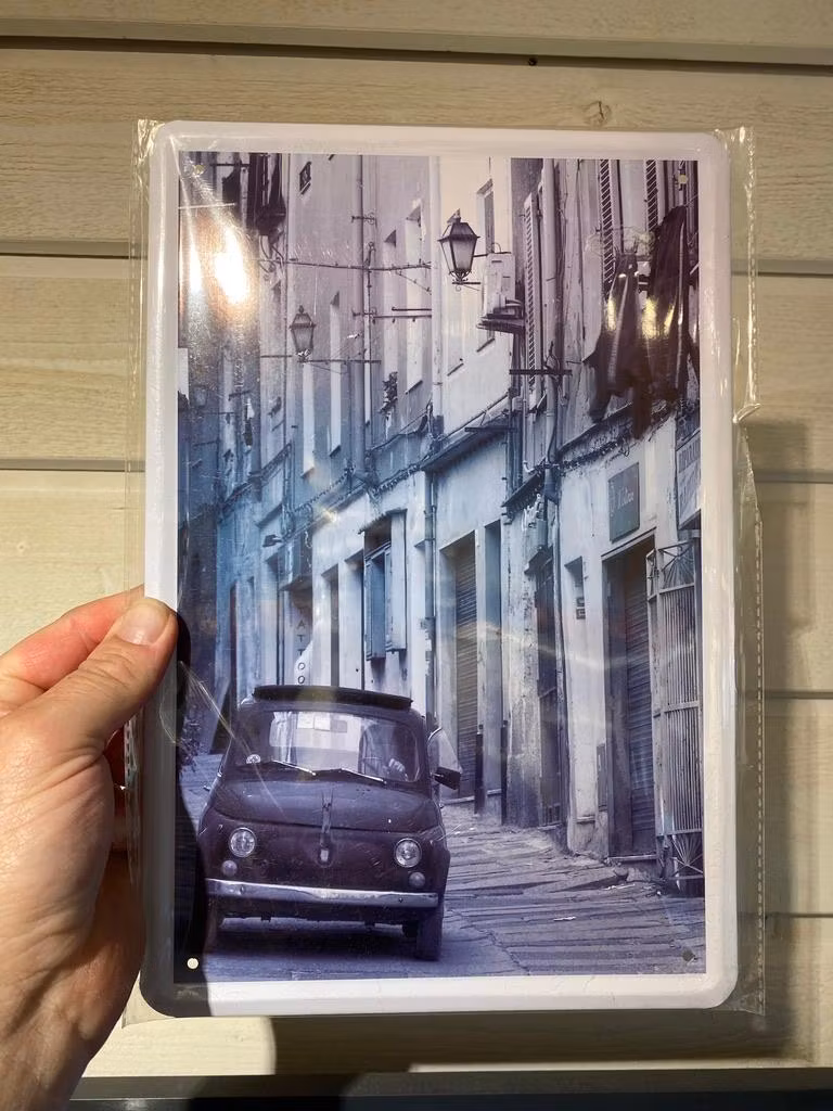 Plåtskylt ca 30 x 20 cm Motiv: Gamla Fiat 500 i trång gränd