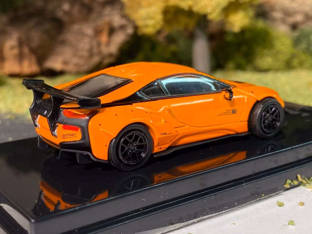 Skala 1/64 LBWK & BMW i8 Coupe Vänsterstyrd, orange fr Para64