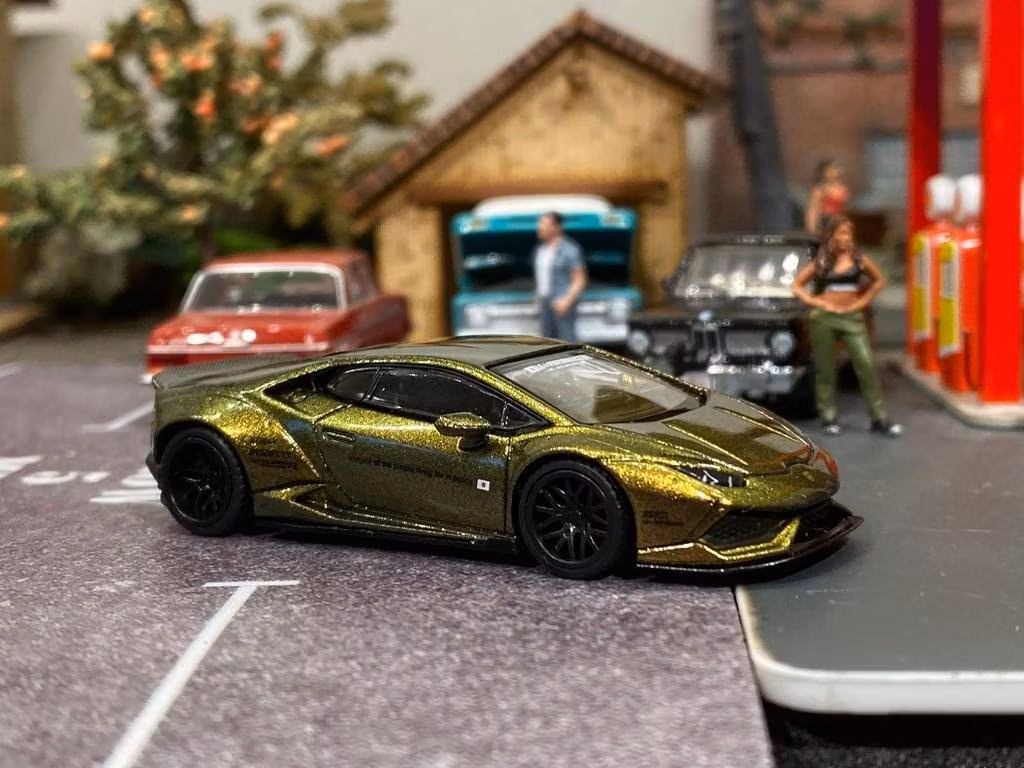 Skala 1/64 Otroligt fin Lamborghini Huracán, Magic Bronze från MINI GT