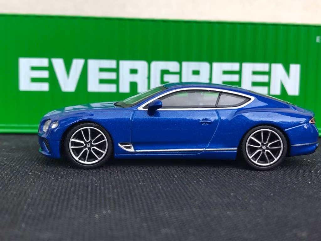 Skala 1/64 Otroligt fin Bentley Continental GT, Sequin blå från MINI GT