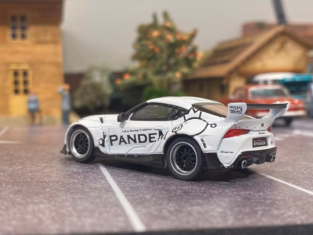 Skala 1/64 Otroligt fin Pandem Toyota GR Supra vit från MINI GT
