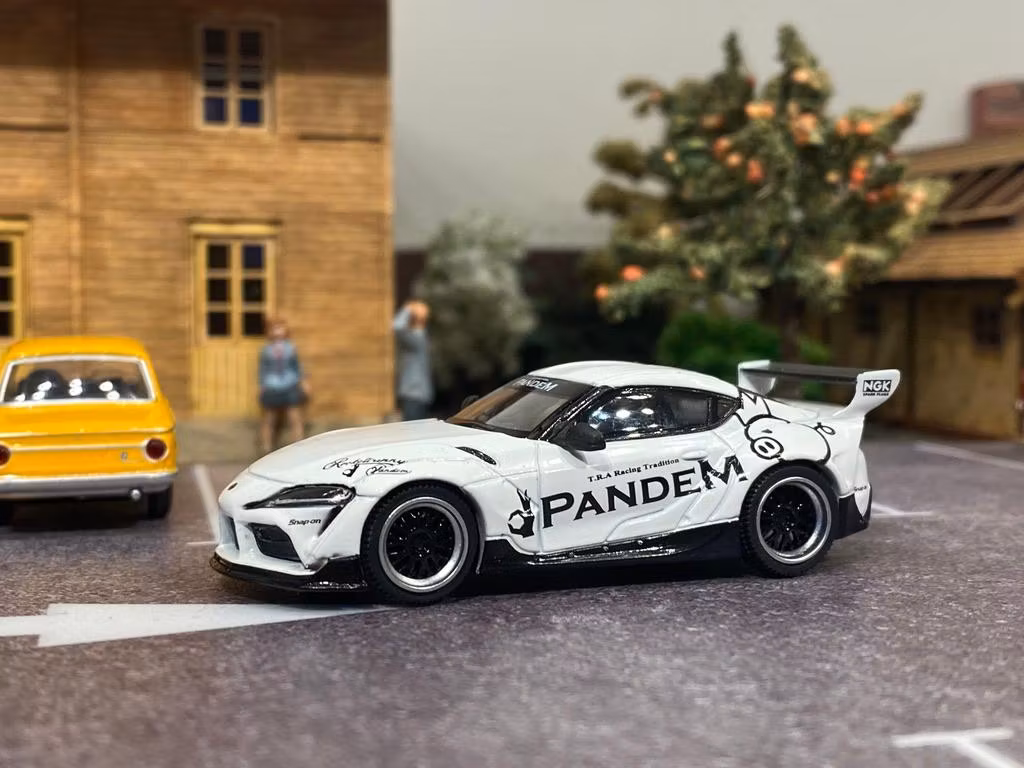 Skala 1/64 Otroligt fin Pandem Toyota GR Supra vit från MINI GT