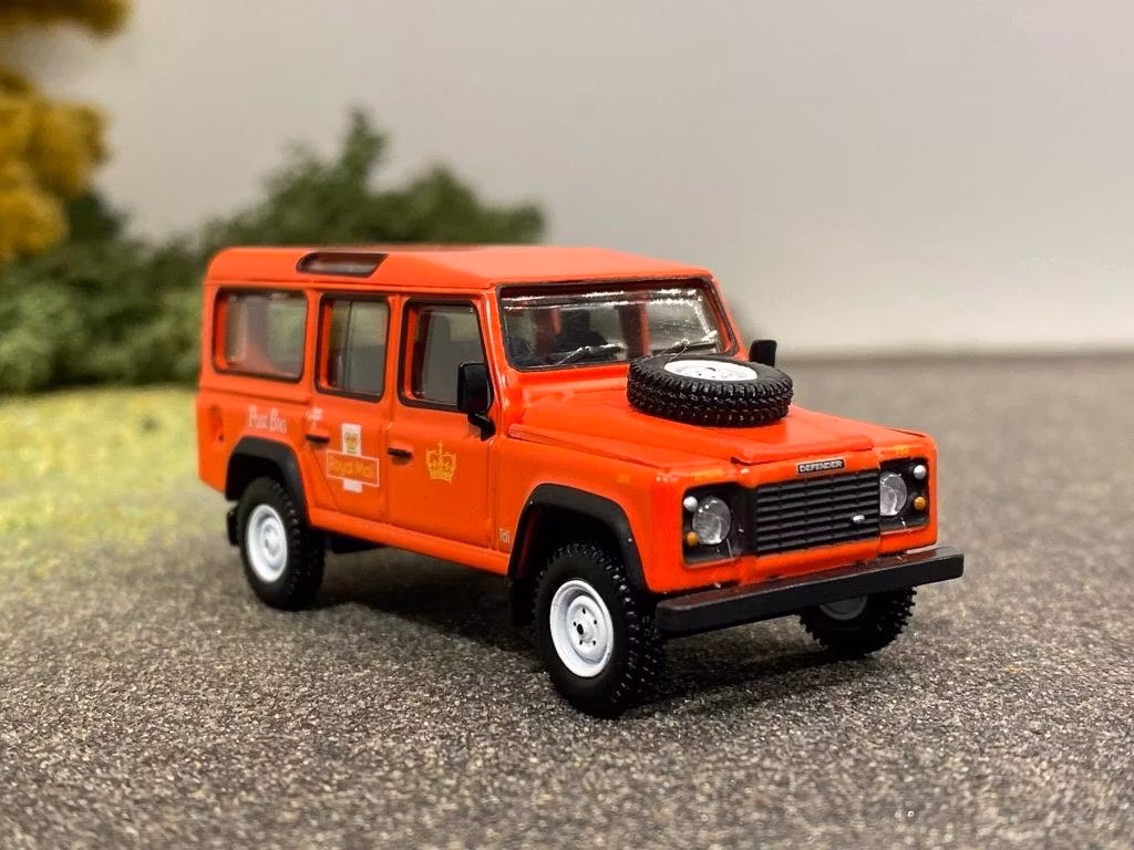 Skala 1/64 Land Rover Defender 110 "UK Royal Mail Post Bus", röd fr MINI GT