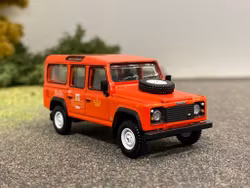 Skala 1/64 Land Rover Defender 110 "UK Royal Mail Post Bus", röd fr MINI GT