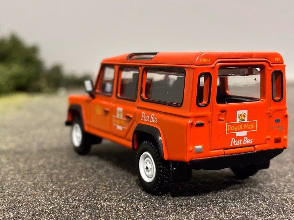 Skala 1/64 Land Rover Defender 110 "UK Royal Mail Post Bus", röd fr MINI GT
