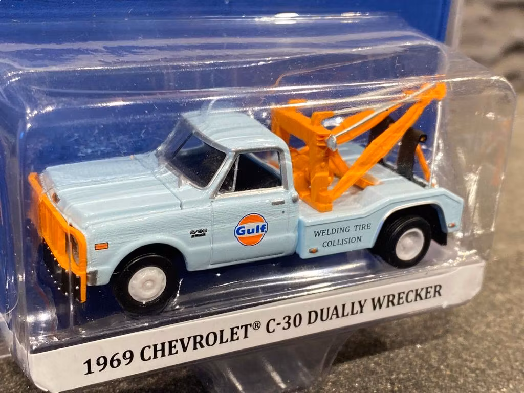 Skala 1/64 Chevrolet C-30 Dually Wrecker "GULF" 69' fr GreenLight Exclusive