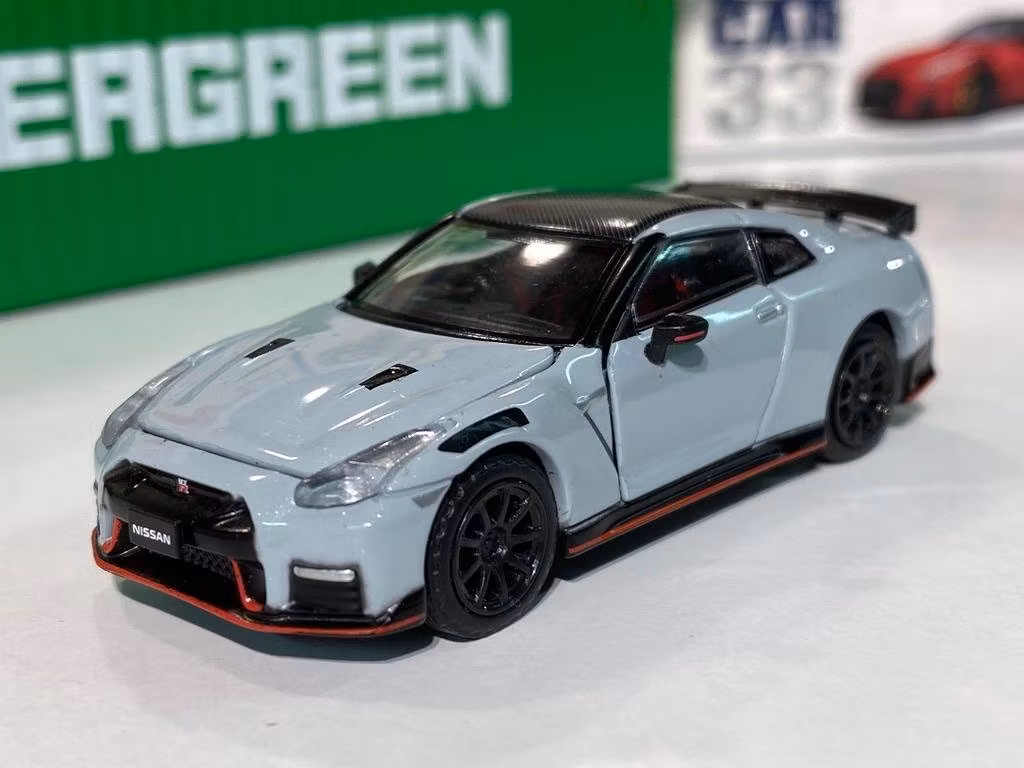 Skala 1/64 NYHET! Mycket fin NISSAN GT-R (R35) NISMO 2020, grå fr ERA CAR #33