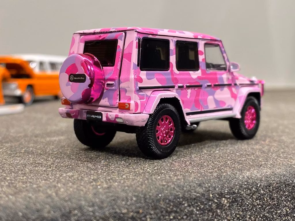 Skala 1/64 Fin Mercedes Benz G63 1st SP Edition, rosa kamouflage från ERA CAR
