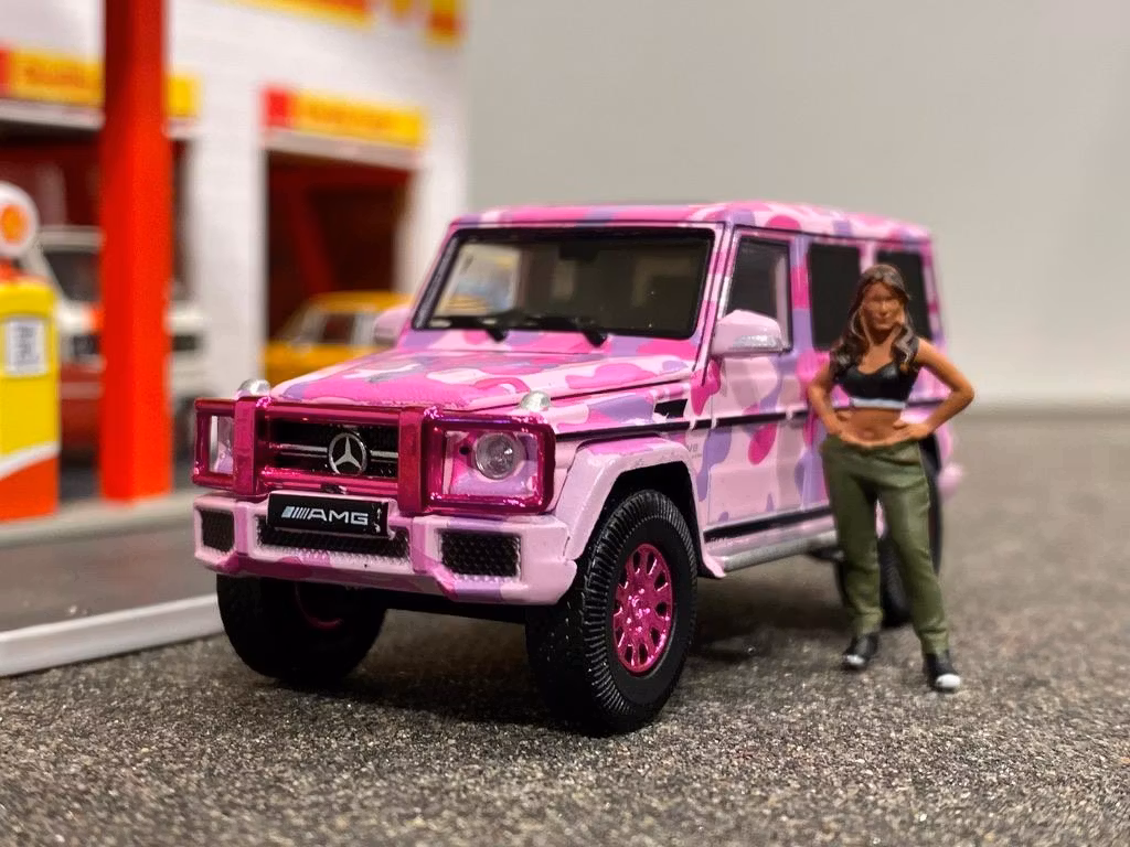 Skala 1/64 Fin Mercedes Benz G63 1st SP Edition, rosa kamouflage från ERA CAR