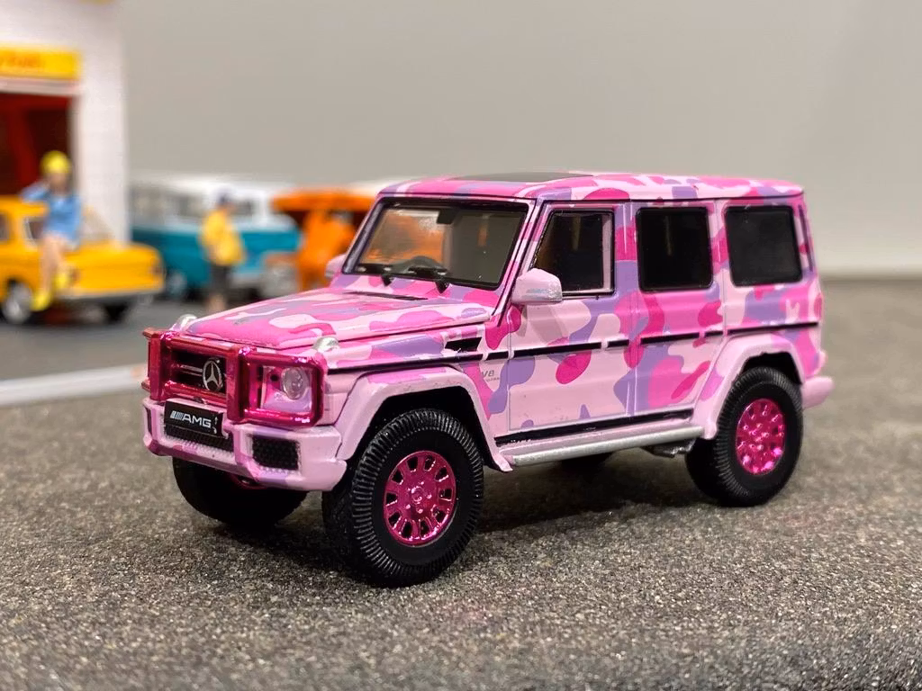 Skala 1/64 Fin Mercedes Benz G63 1st SP Edition, rosa kamouflage från ERA CAR