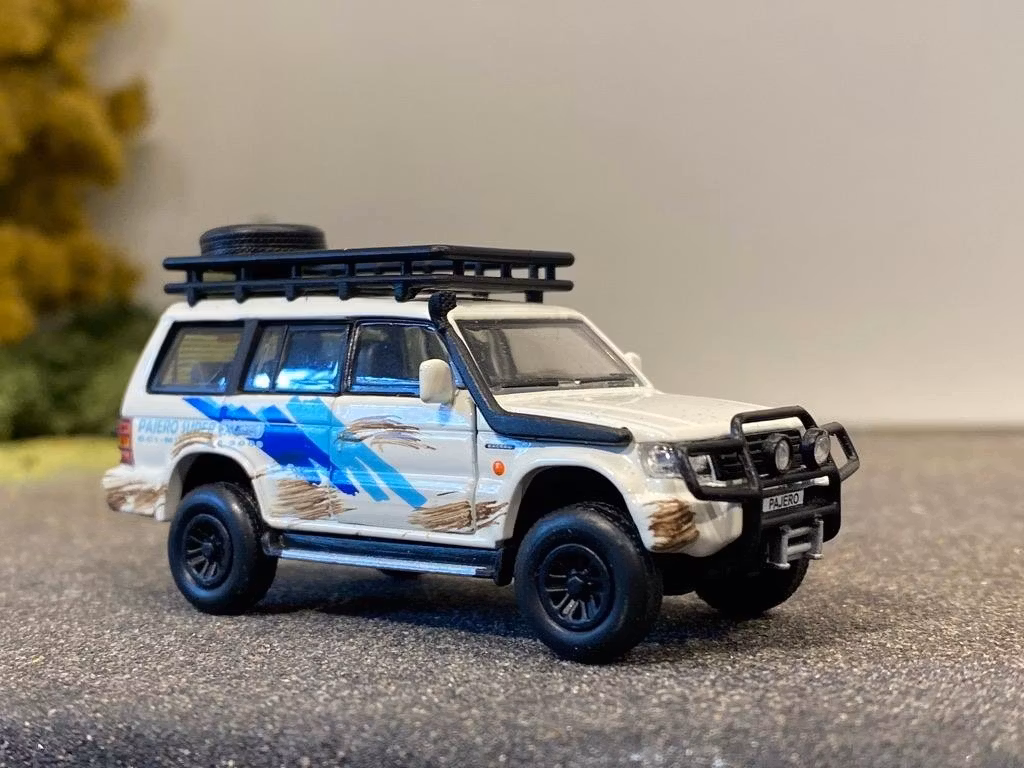 Skala 1/64 Mitsubishi Pajero 2gen, hö styrd - DM Diecast Masters BM Creations
