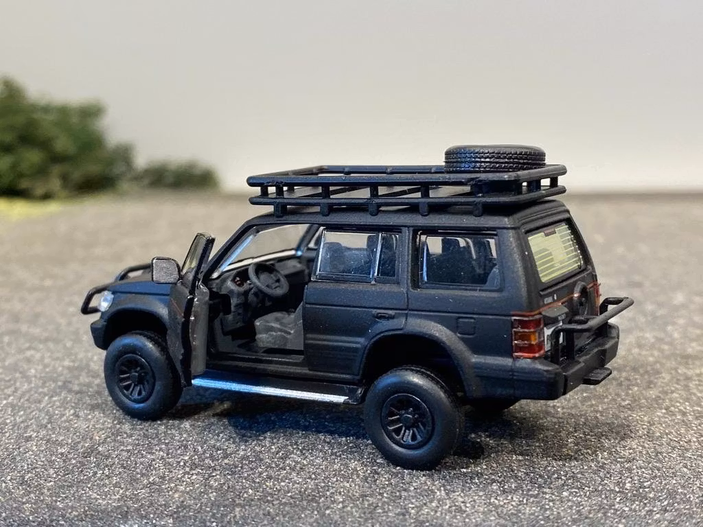 Skala 1/64 Mitsubishi Pajero 2gen, vä styrd - DM Diecast Masters BM Creations