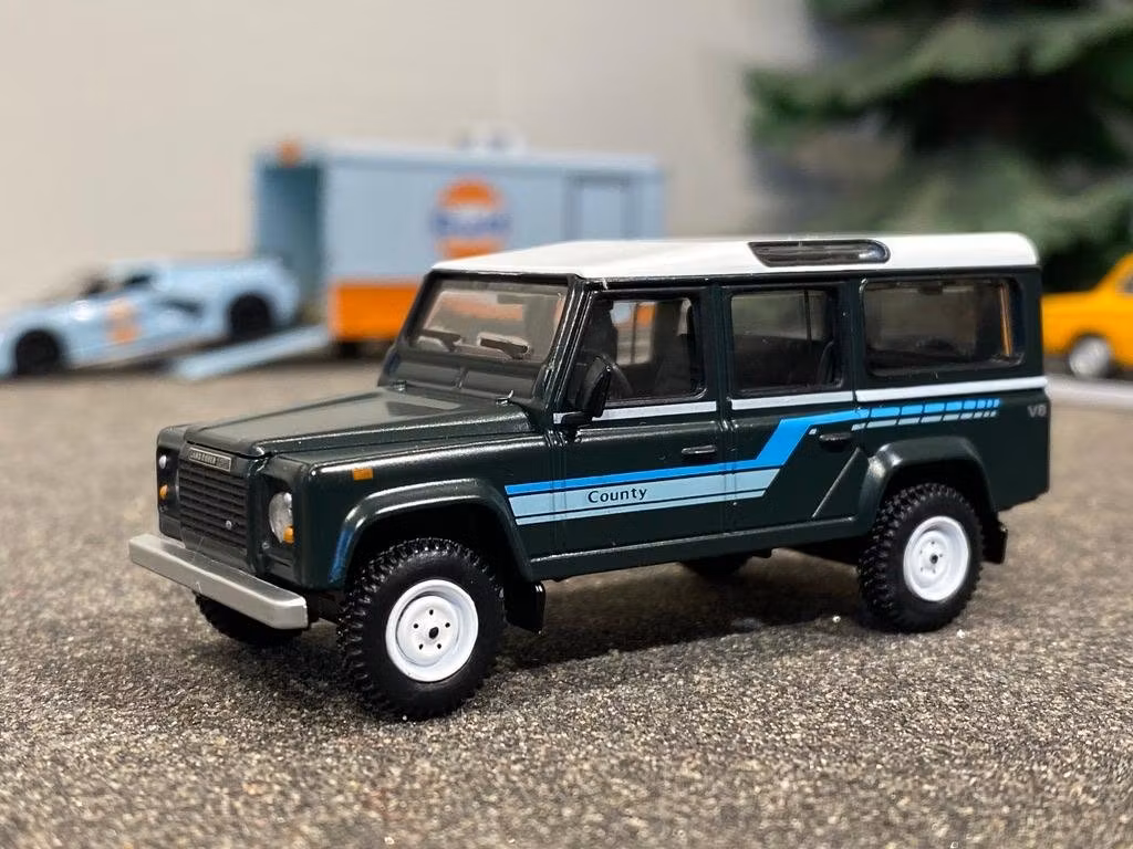 Skala 1/64 Land Rover Defender 110 "County Station Wagon" fr MINI GT