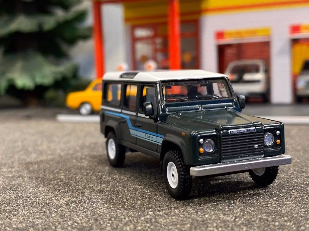 Skala 1/64 Land Rover Defender 110 "County Station Wagon" fr MINI GT