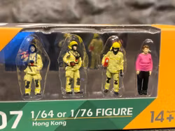 Skala 1/64 Figures Fs07 - 4 figures - Firefighters w a Woman fr Tiny Toys