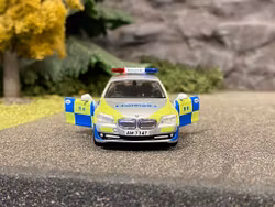 Skala 1/64 BMW 5 Series F11 Police fr Tiny Toys