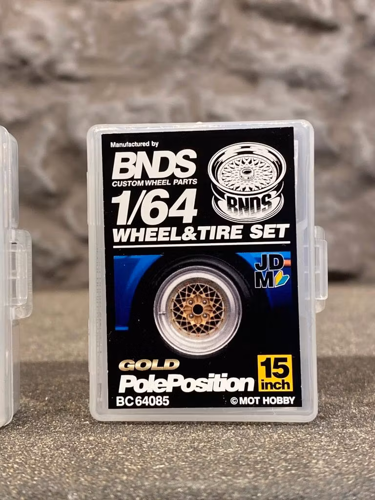 Skala 1/64 BNDS Fälg & Däck set: GULD PolePosition  15"