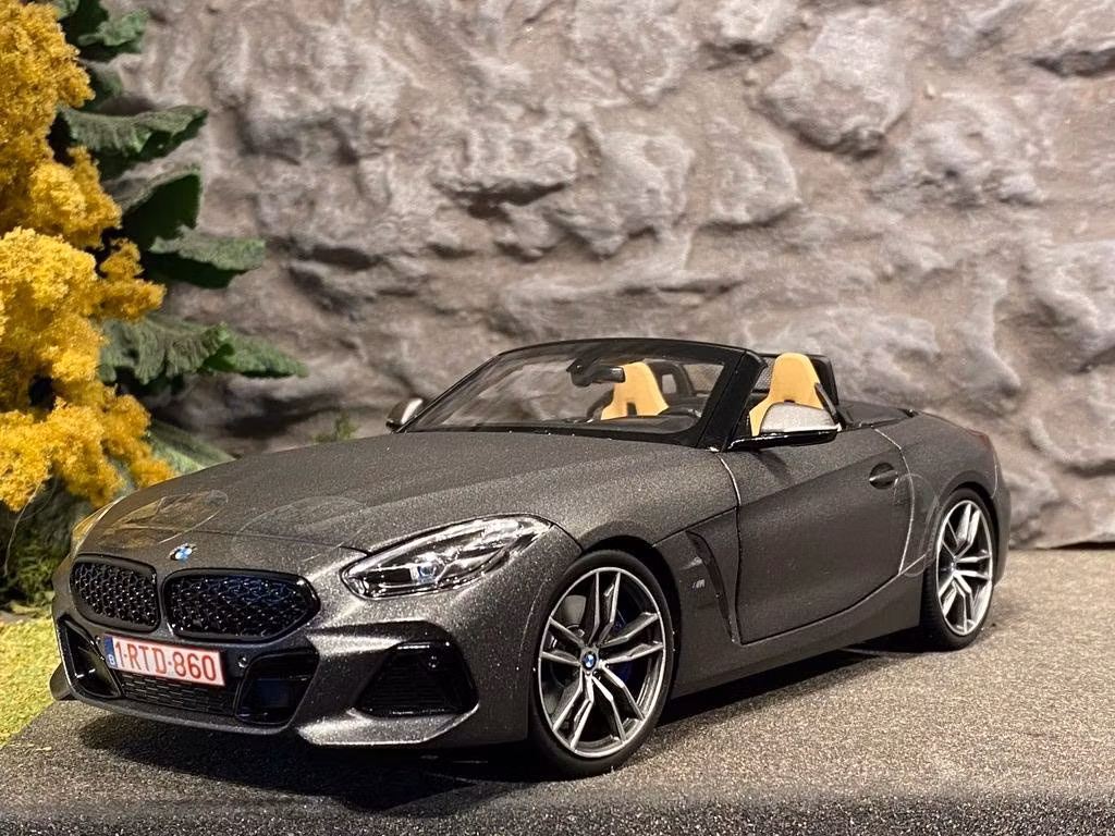 Skala 1/18 BMW Z4 Gråmetallic - matt fr Norev
