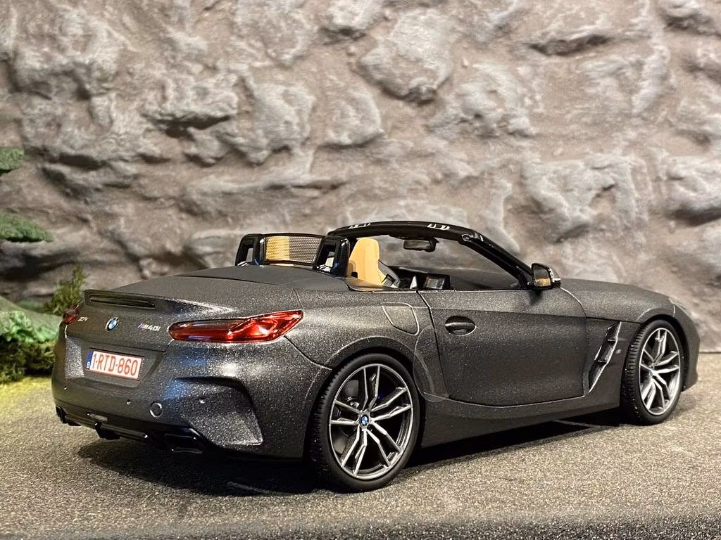 Skala 1/18 BMW Z4 Gråmetallic - matt fr Norev