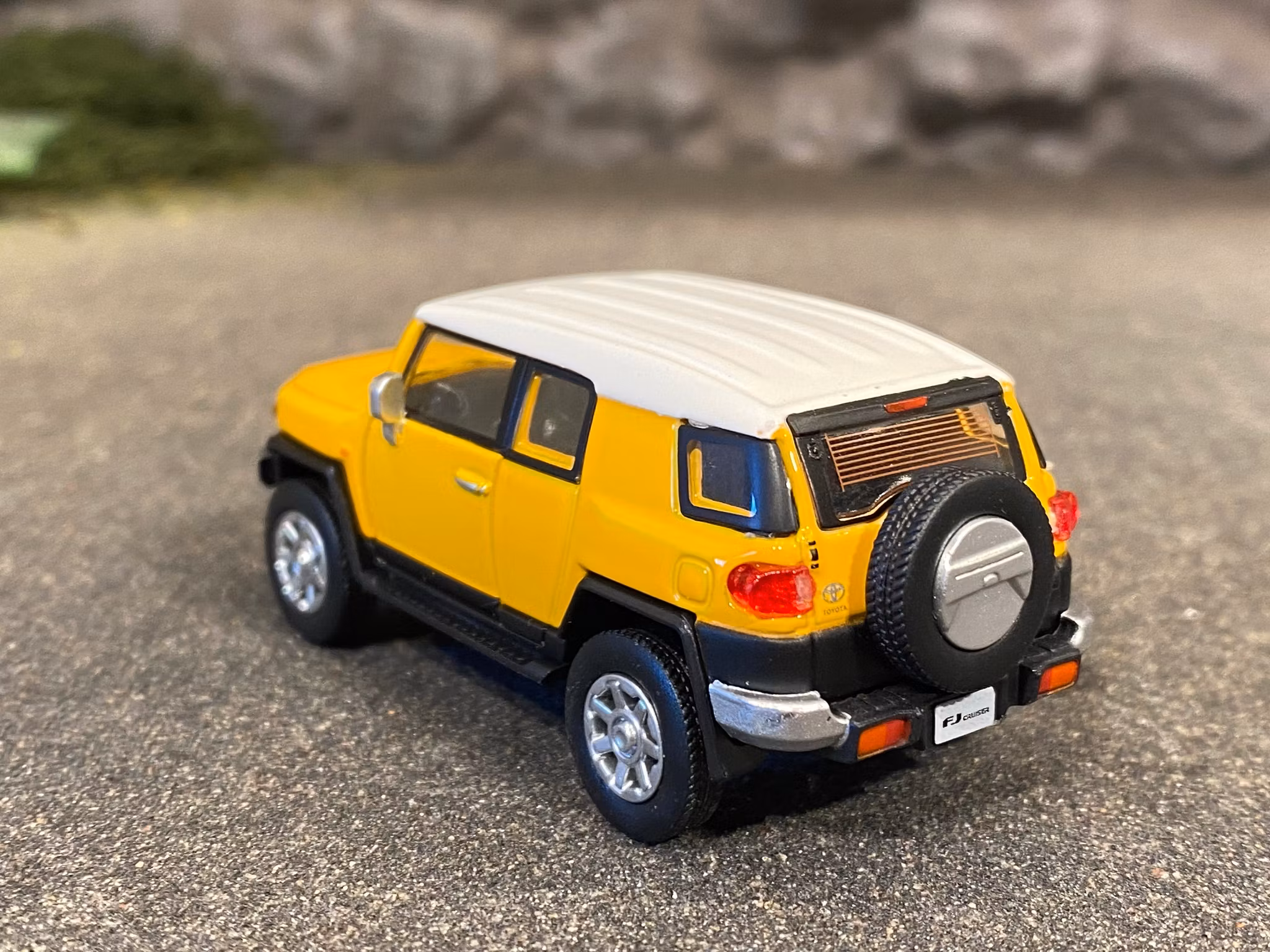 Skala 1/64 Toyota FJ Cruiser, Gul - fr DM Diecast Masters BM Creations