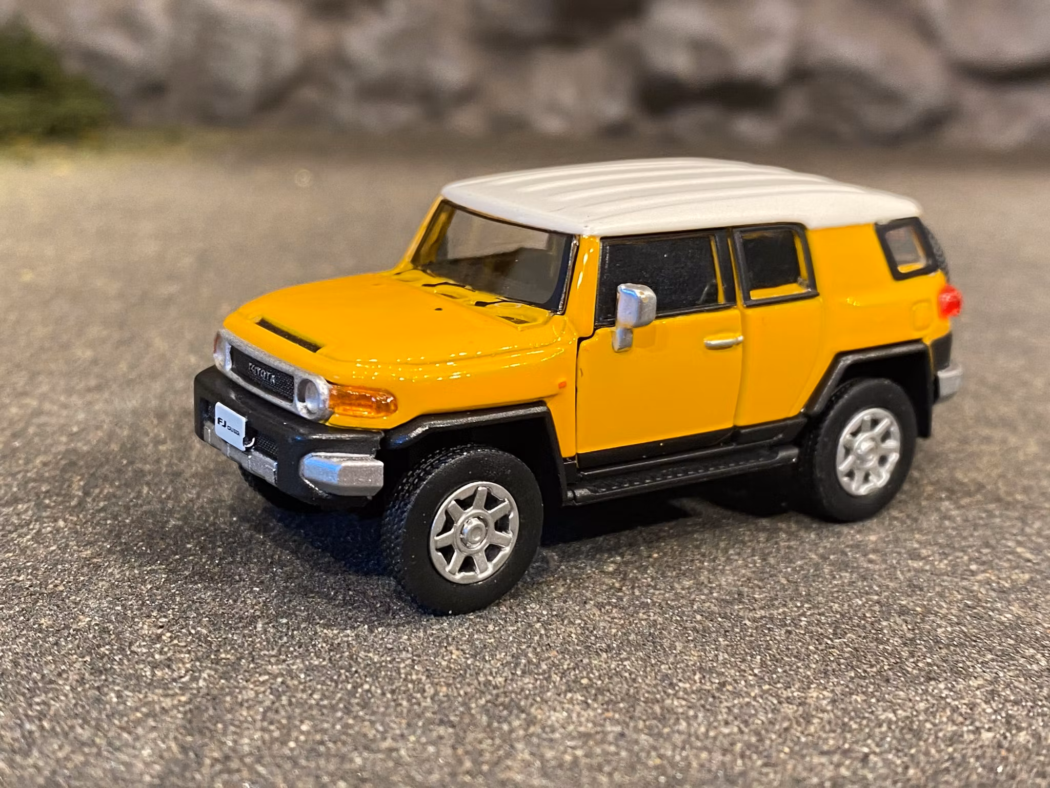 Skala 1/64 Toyota FJ Cruiser, Gul - fr DM Diecast Masters BM Creations