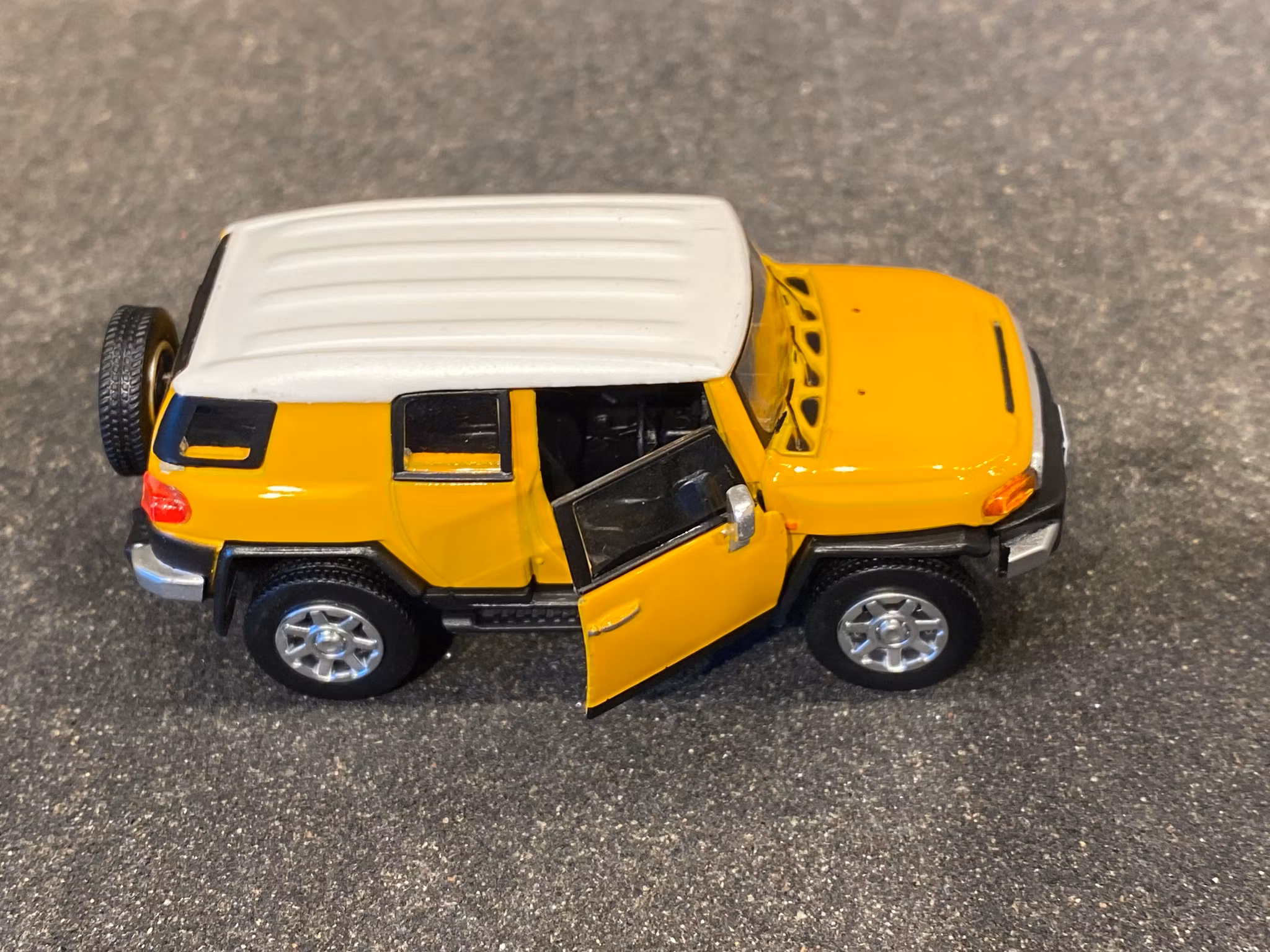 Skala 1/64 Toyota FJ Cruiser, Gul - fr DM Diecast Masters BM Creations