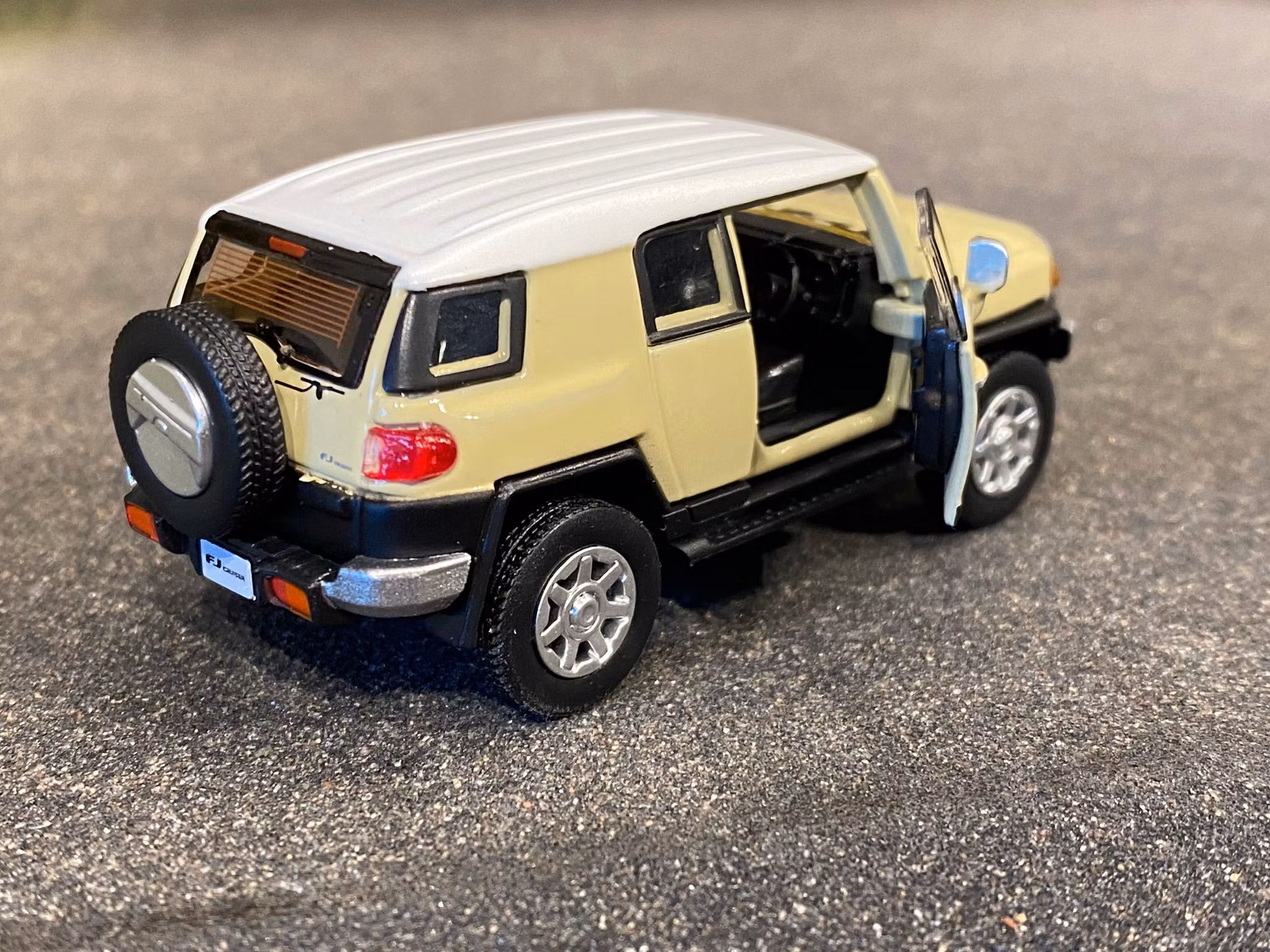 Skala 1/64 Toyota FJ Cruiser, Beige - fr DM Diecast Masters BM Creations