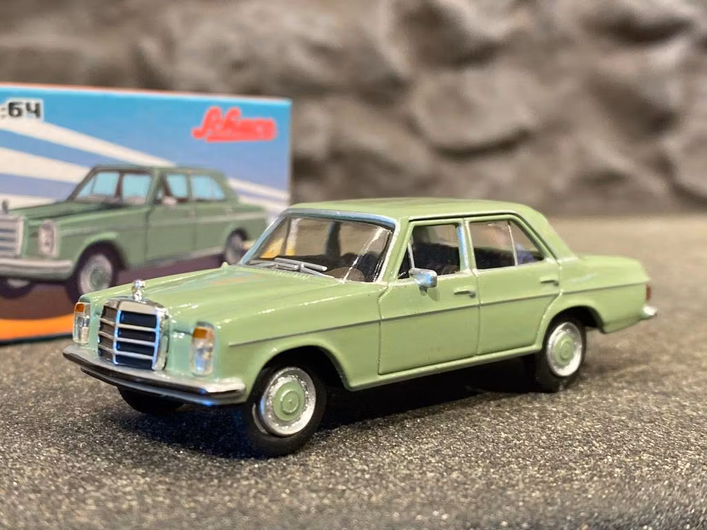 Skala 1/64 Mercedes Benz 200D från Schuco i retro pappförpackning