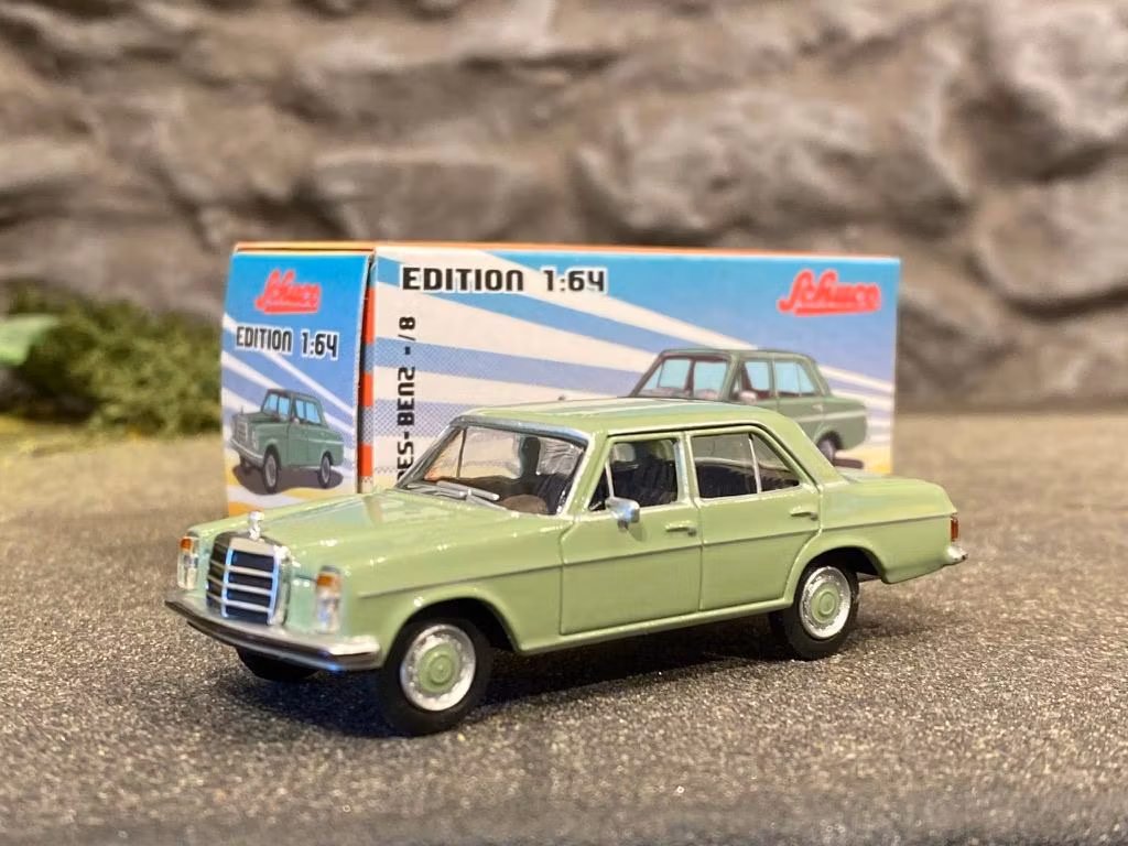 Skala 1/64 Mercedes Benz 200D från Schuco i retro pappförpackning