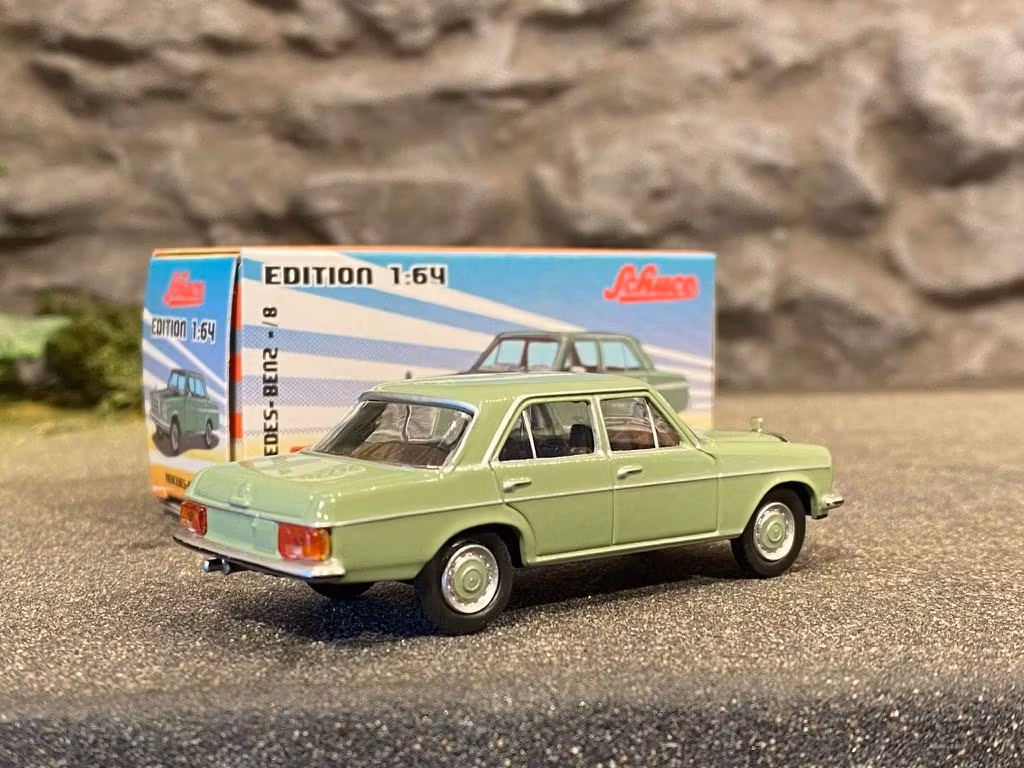 Skala 1/64 Mercedes Benz 200D från Schuco i retro pappförpackning