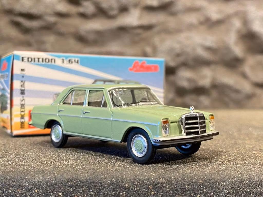Skala 1/64 Mercedes Benz 200D från Schuco i retro pappförpackning