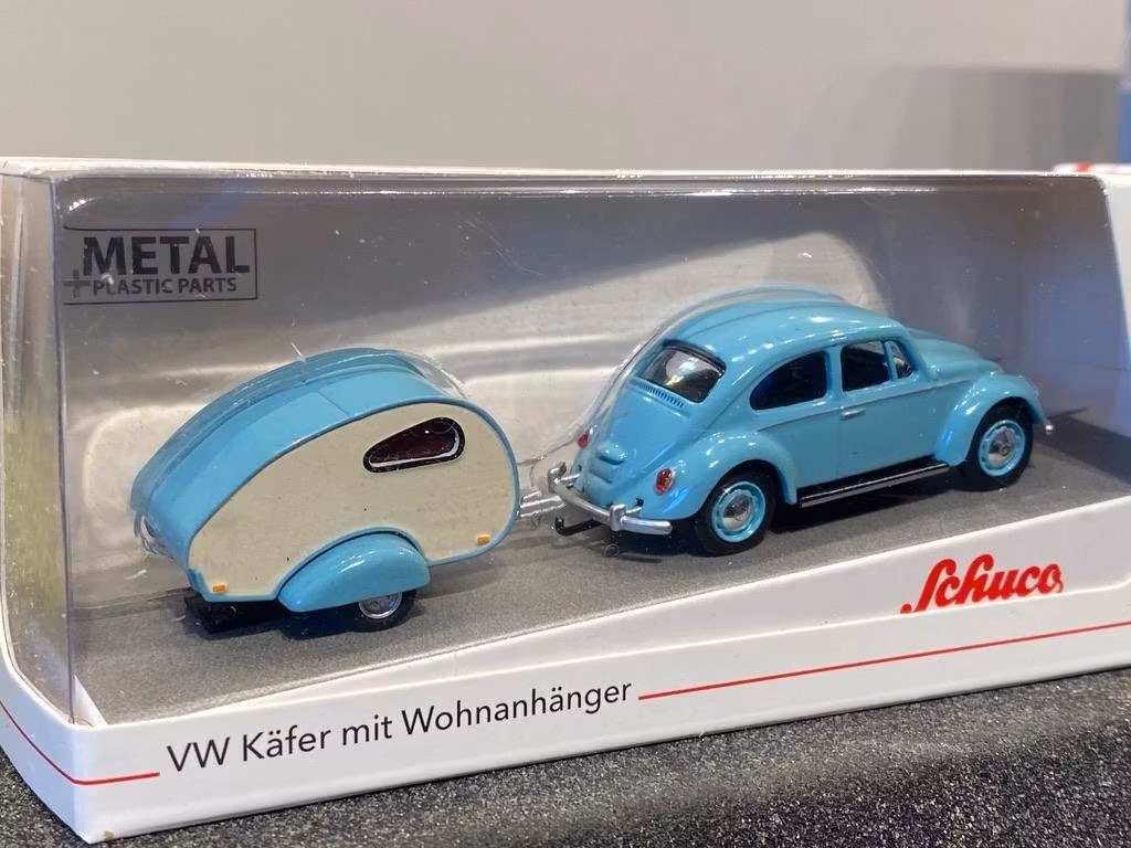Skala 1/64 Volkswagen Bubbla Typ 1 (Käfer) med husvagn från Schuco