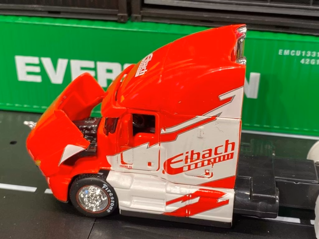 Skala 1/64 Mack Anthem från Maisto Design