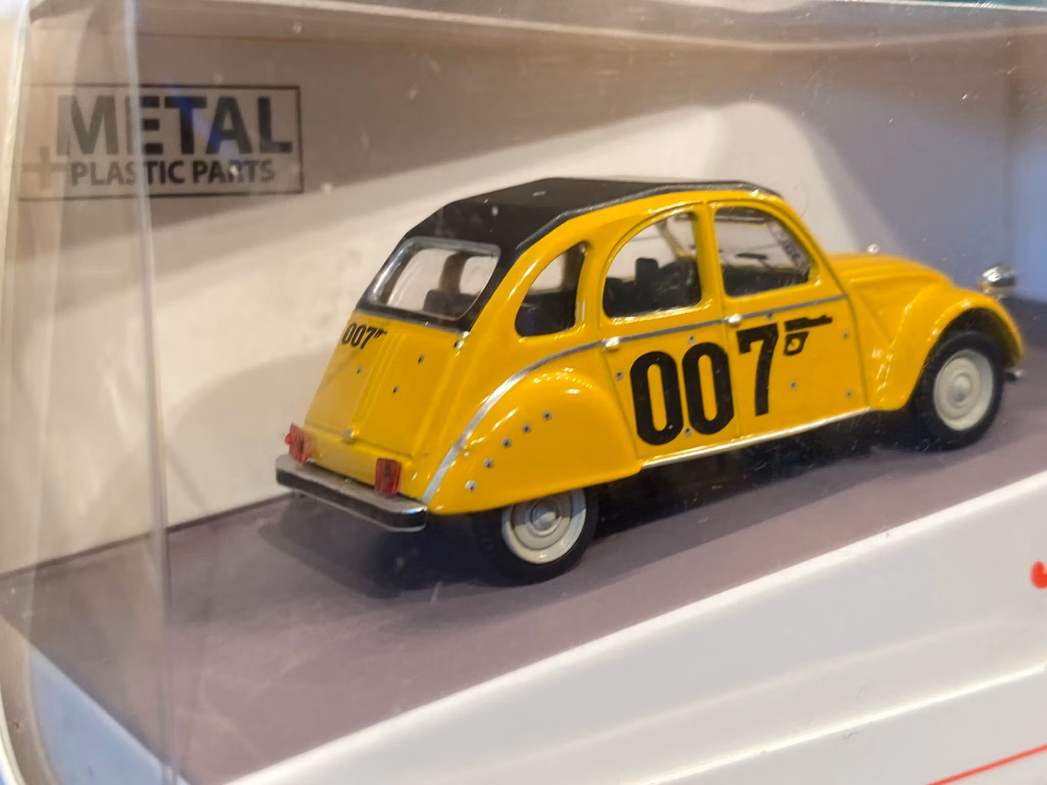 Skala 1/64 Citroen 2CV - James Bond 007, från Schuco