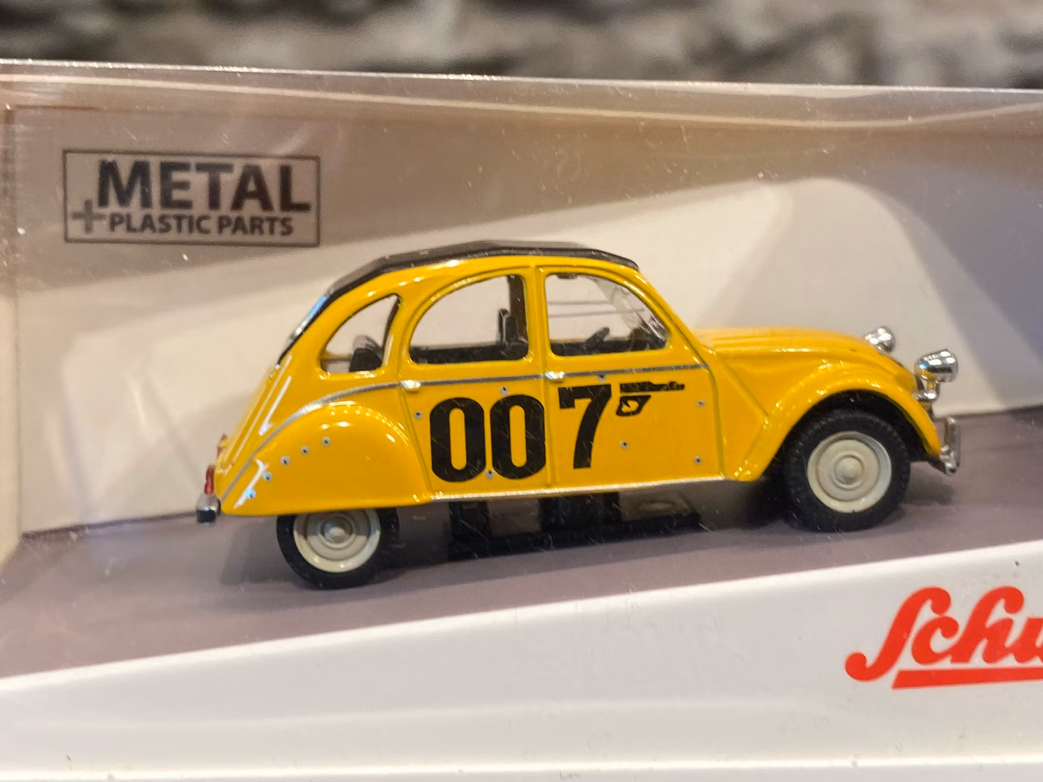 Skala 1/64 Citroen 2CV - James Bond 007, från Schuco