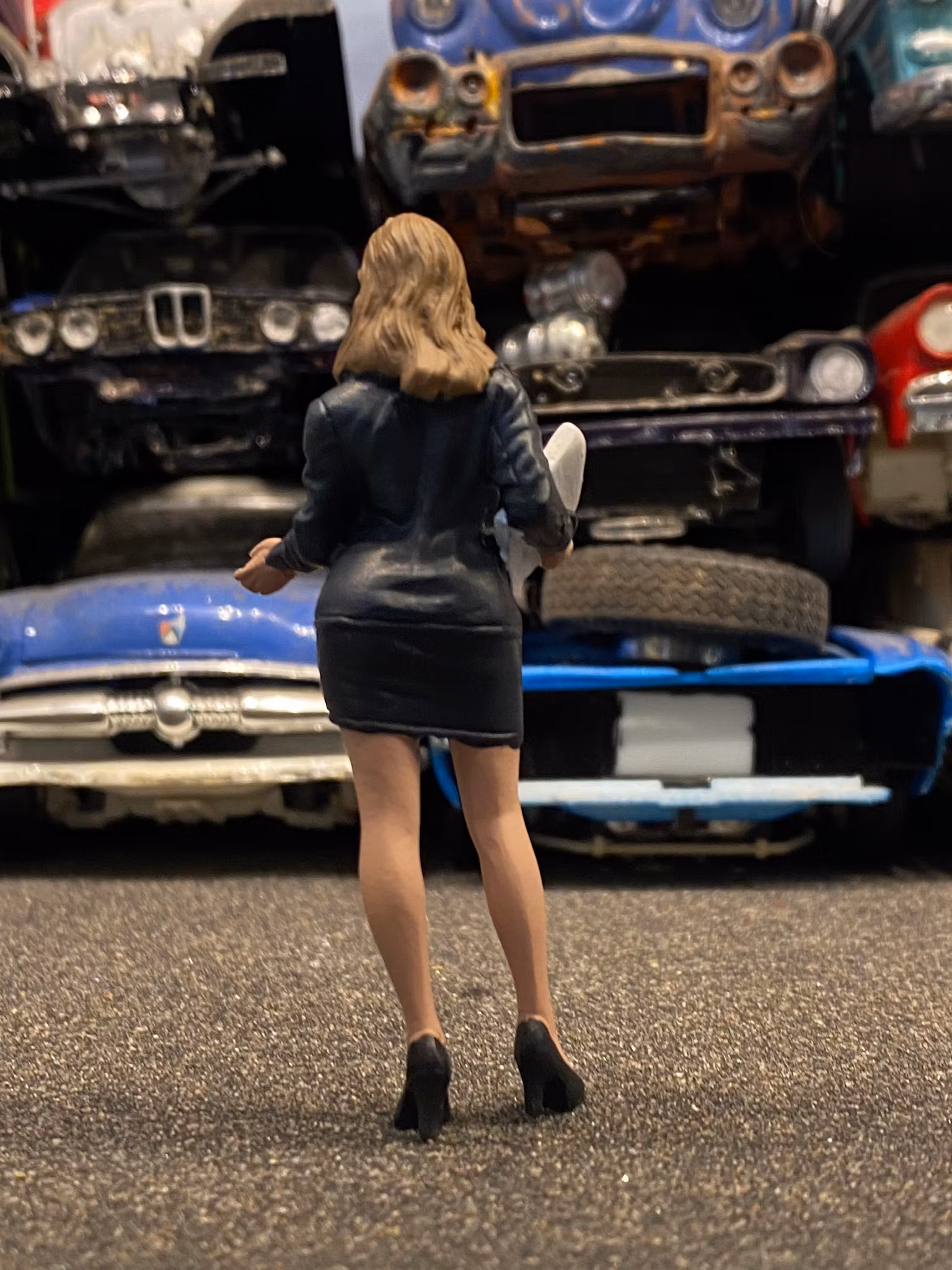 Skala 1/24 Berit säljer bilar - American Diorama